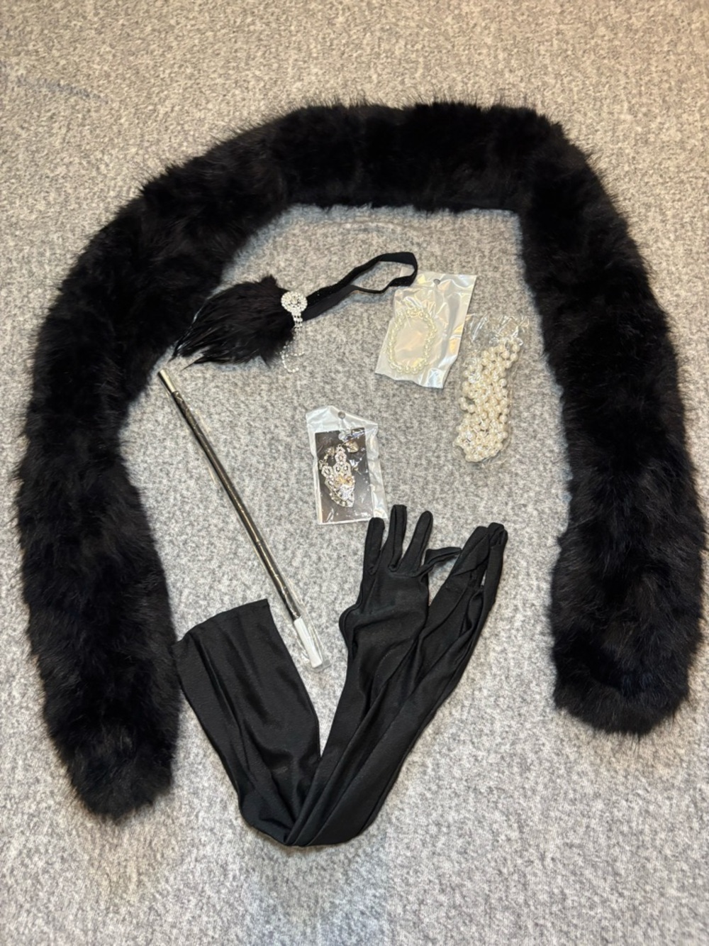 1920s Flapper Accessories Set 7pc Black Faux Fur Shawl Pearl Jewelry Gloves Gats - Picture 1 of 8